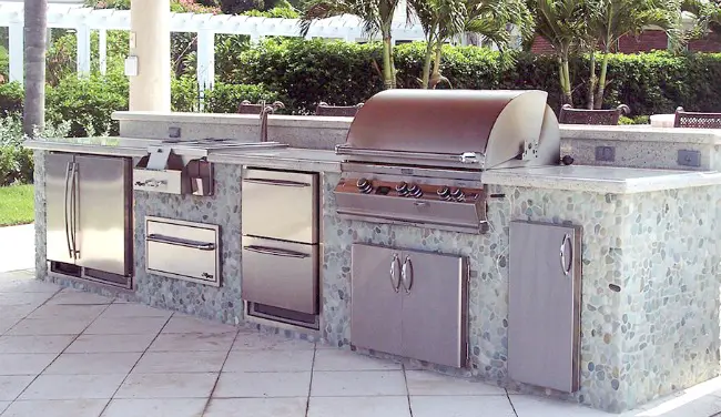 https://www.countertopspecialty.com/images/outdoor-kitchen-appliances-fridge-grill-burner-cabinets-650.jpg